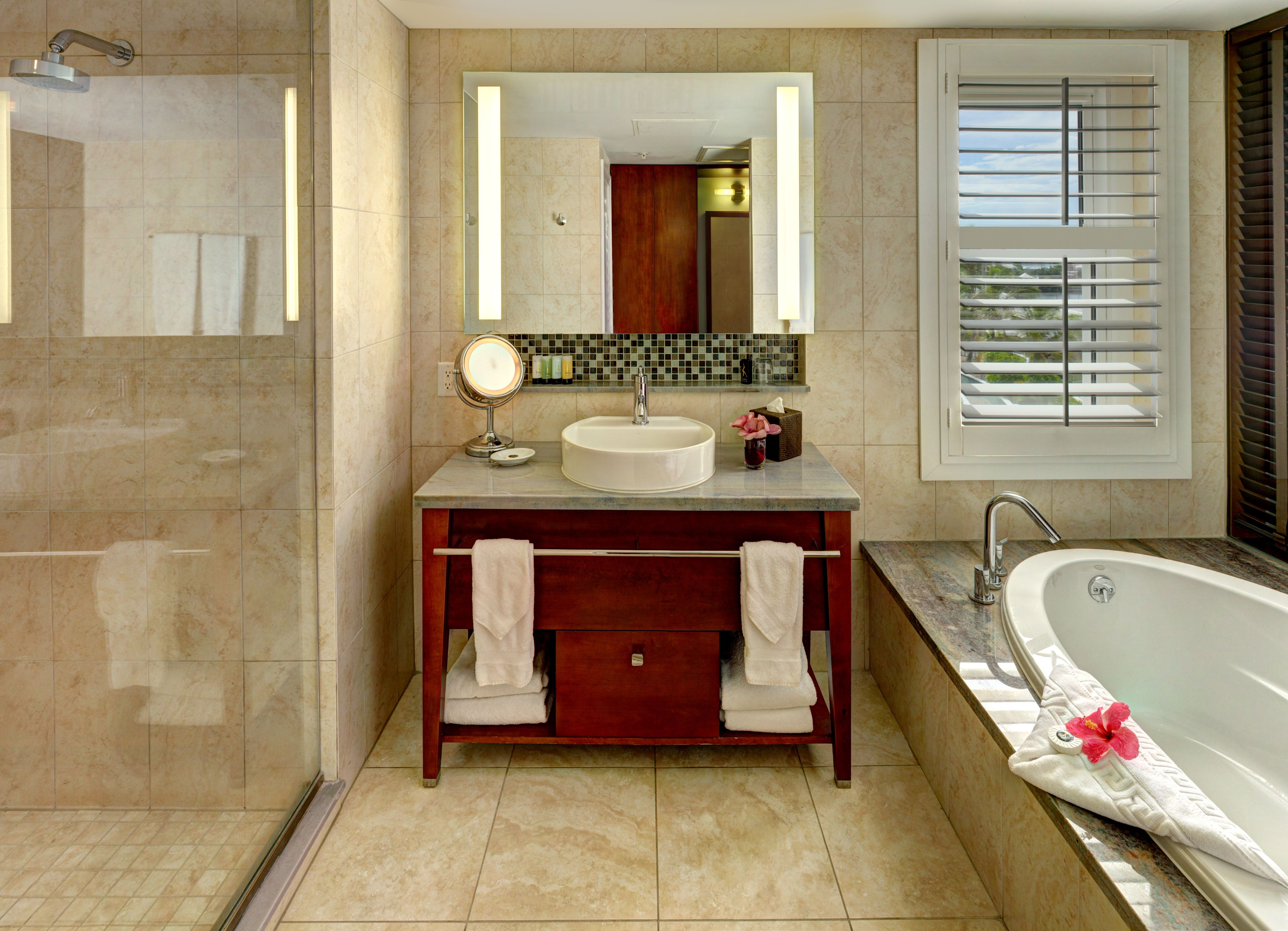 combined shower/bathtub, jetted bath, free toiletries, hair dryer