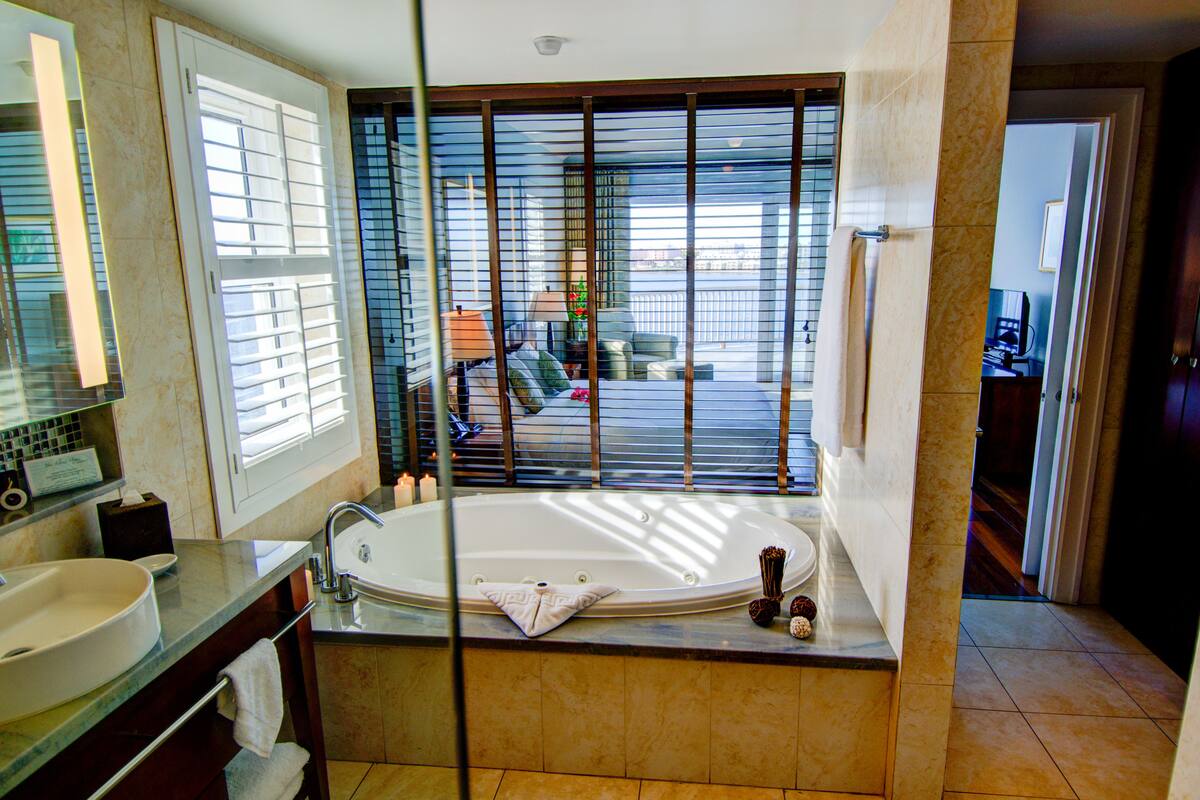 combined shower/bathtub, jetted bath, free toiletries, hair dryer