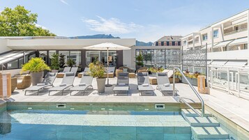 2 piscinas techadas, una piscina al aire libre de temporada