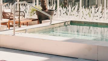 2 piscinas internas, piscina externa sazonal, espreguiçadeiras