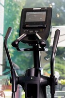 Uma bicicleta ergométrica com mostrador digital e painel de controle.
