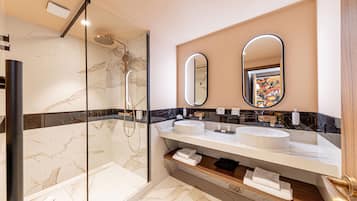 Suite avec Salon - Accès Spa | Bathroom | Shower, free toiletries, hair dryer, towels