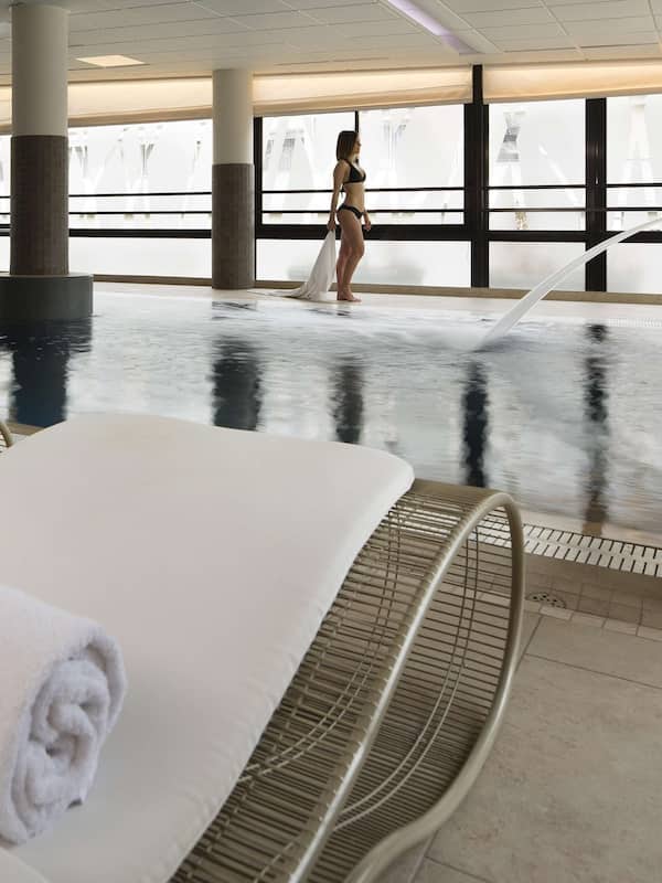 2 piscine coperte, piscina stagionale all'aperto, lettini