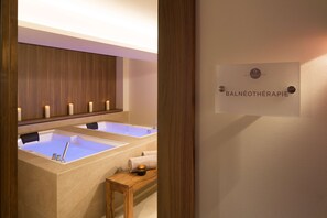 Couples treatment room(s), sauna, hot tub, steam room