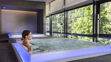 Bañera de hidromasaje cubierta