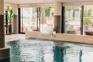 2 piscinas techadas, una piscina al aire libre de temporada
