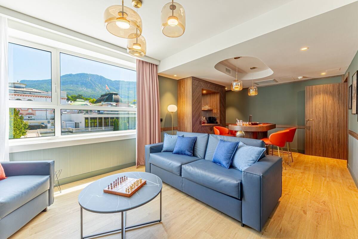 suite exécutive - acces spa | living area | 40-inch flat-screen tv with cable channels, tv