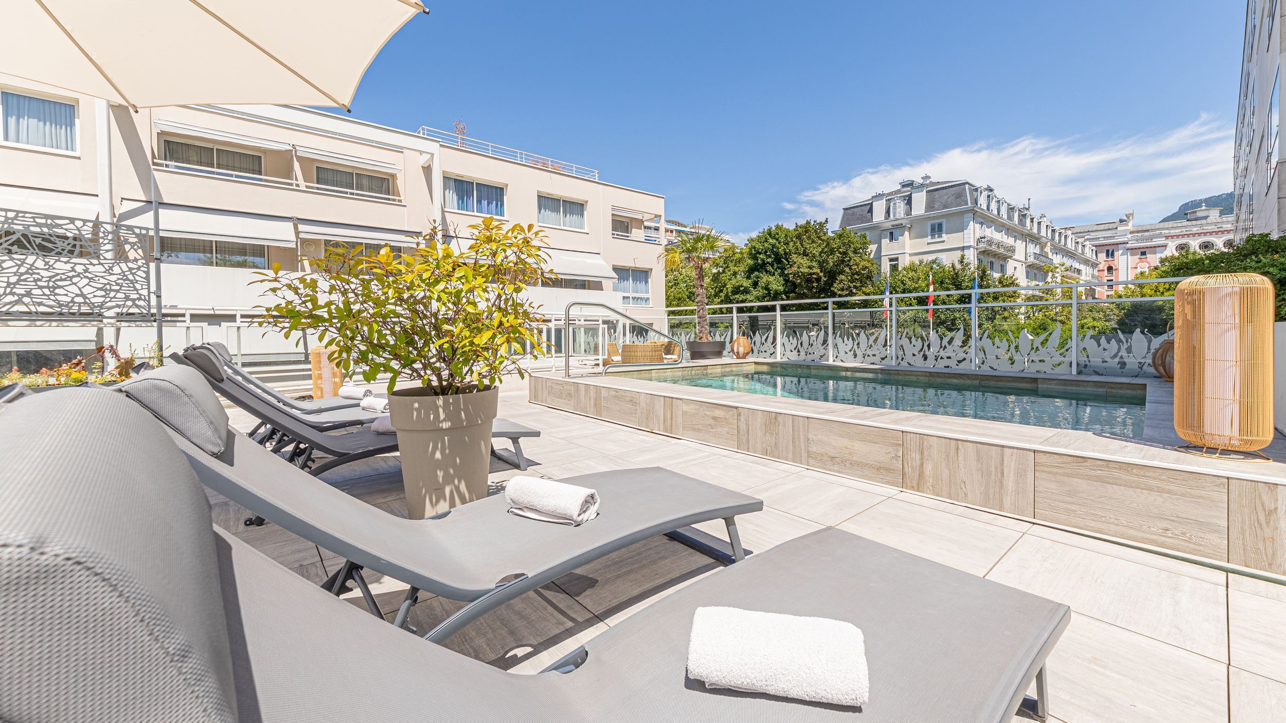 2 binnenzwembaden, een seizoensgebonden buitenzwembad en ligstoelen