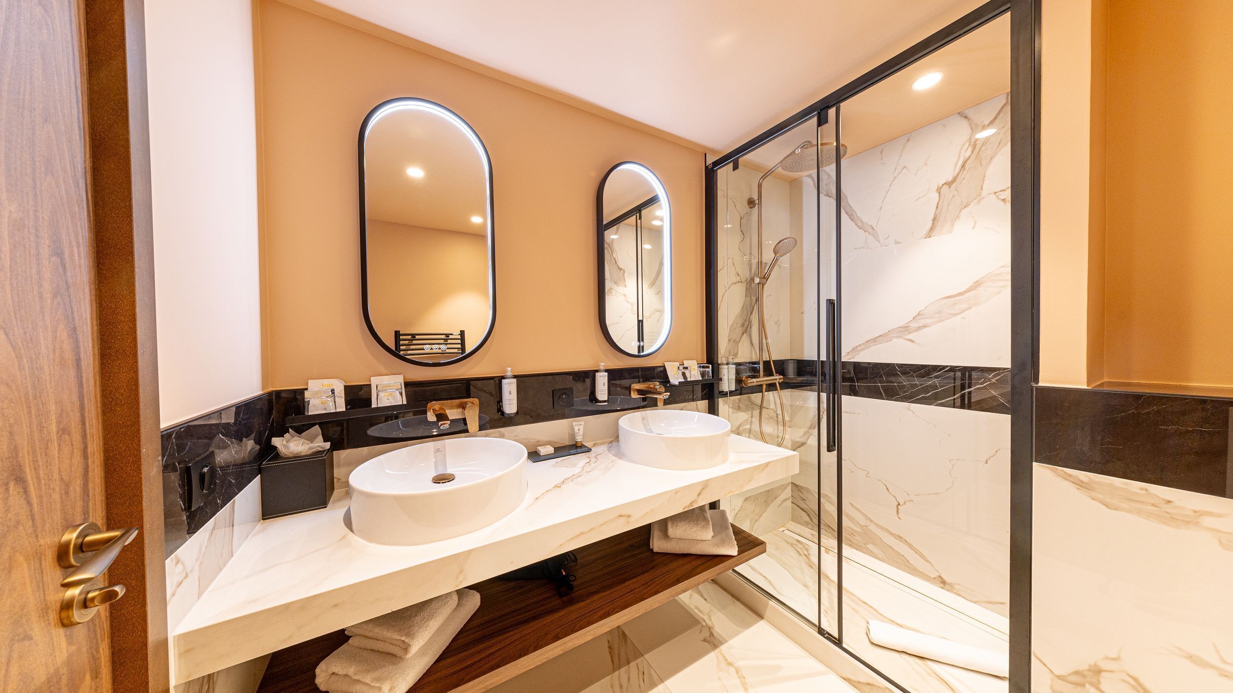 suite casino - accès spa | bathroom | shower, free toiletries, hair dryer, towels