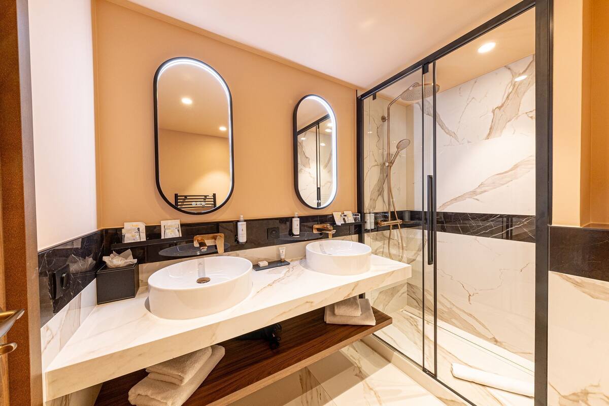 suite casino - accès spa | bathroom | shower, free toiletries, hair dryer, towels