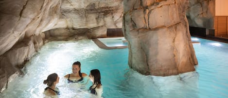 Couples treatment room(s), sauna, hot tub, steam room