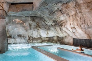 Couples treatment room(s), sauna, hot tub, steam room