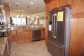 Condo, 2 chambres | Cuisine privée | Réfrigérateur, four à micro-ondes, un four, surface de cuisson
