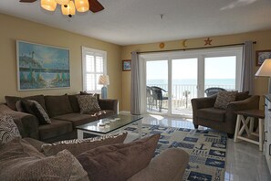 Living area - Seabreeze Condominiums (Madeira Beach)