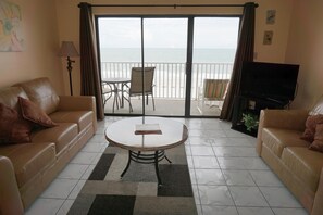 Condo, 2 chambres | Aire de séjour | Téléviseur à écran plat de 40 po avec télévision numérique, téléviseur