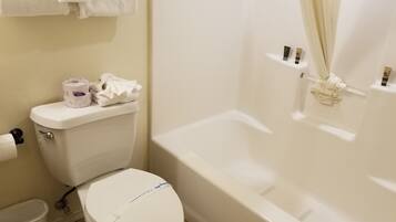 Ein Badezimmer mit Toilette, Badewanne und Duschvorhang.