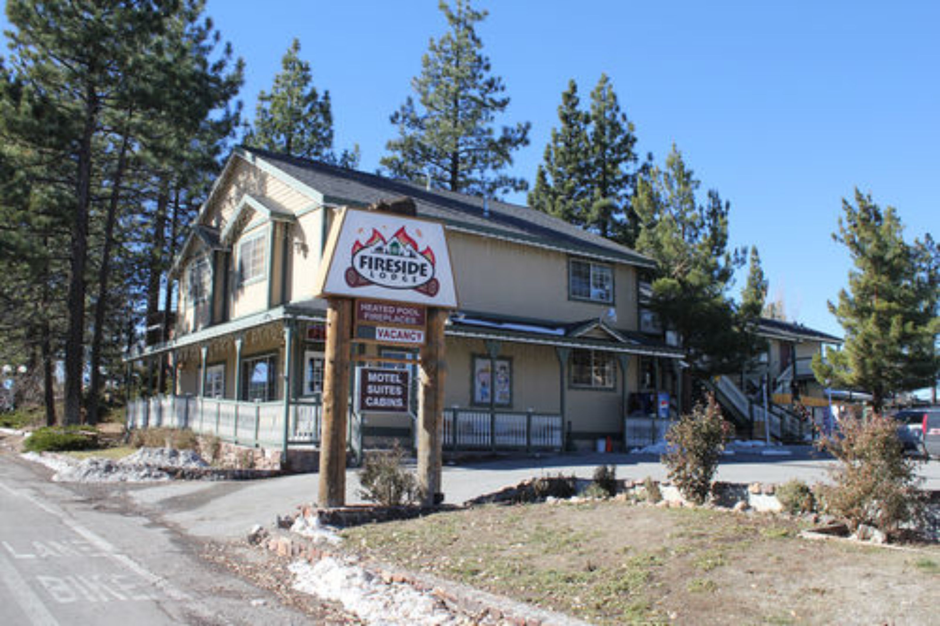 Un bâtiment du Fireside Lodge avec une enseigne indiquant la présence de chambres de motel et de chalets.