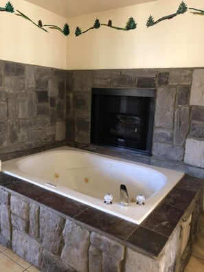 Room, Private Bathroom (010 - Suite 1Q(FK)) | Jetted tub - Fireside Lodge (Big Bear Lake)