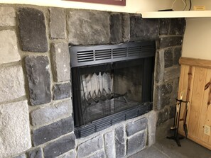 Family Suite, 1 Bedroom, Fireplace | Free WiFi, bed sheets, alarm clocks