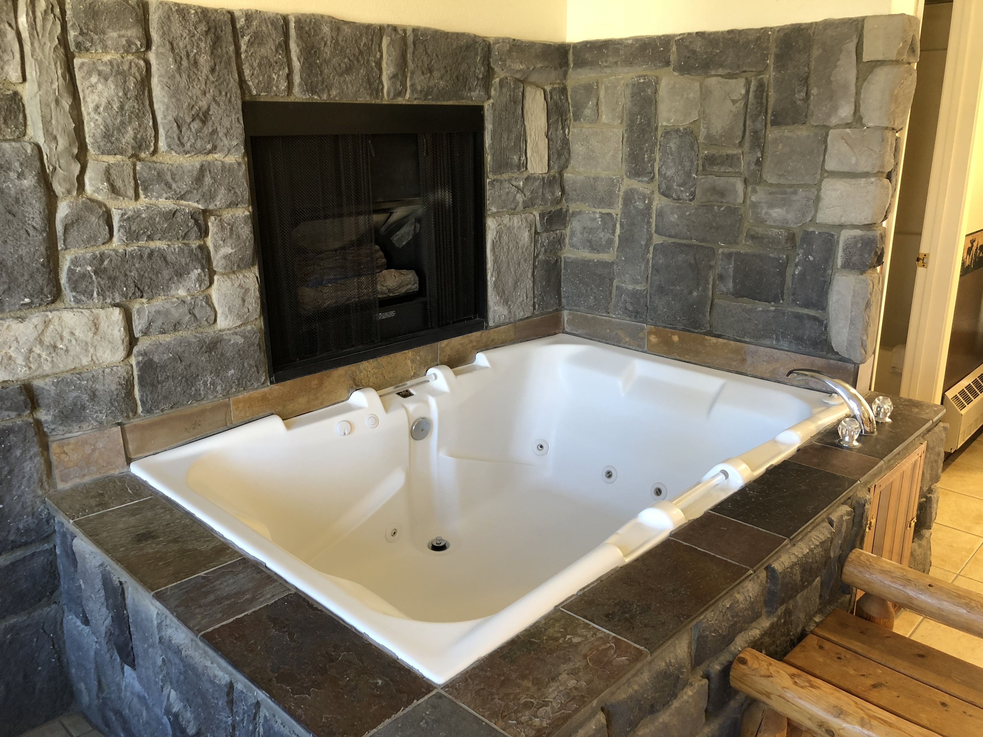 免费 WiFi、床单、闹钟