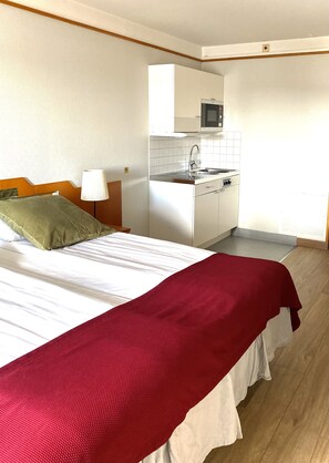 Standard Studio | In-room safe, desk, blackout curtains, free WiFi