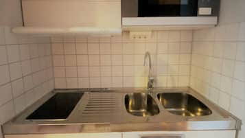 Standard Studio | Private kitchen | Shared fridge, microwave, electric kettle