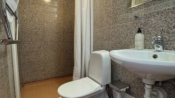 Habitación individual | Baño | Regadera, secadora de cabello, toallas, jabón