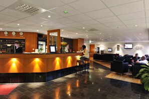 Bar-salon dans le hall