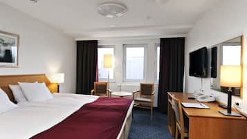 Habitación con 2 camas individuales | Caja de seguridad en la habitación y decoración personalizada