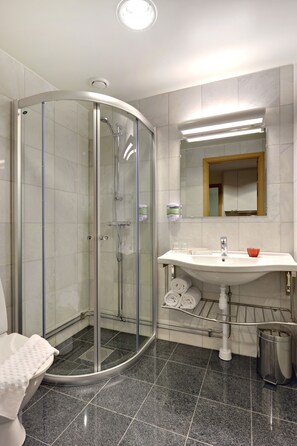 Shower, hair dryer, towels, soap - 2Home Stockholm South (Arsta)