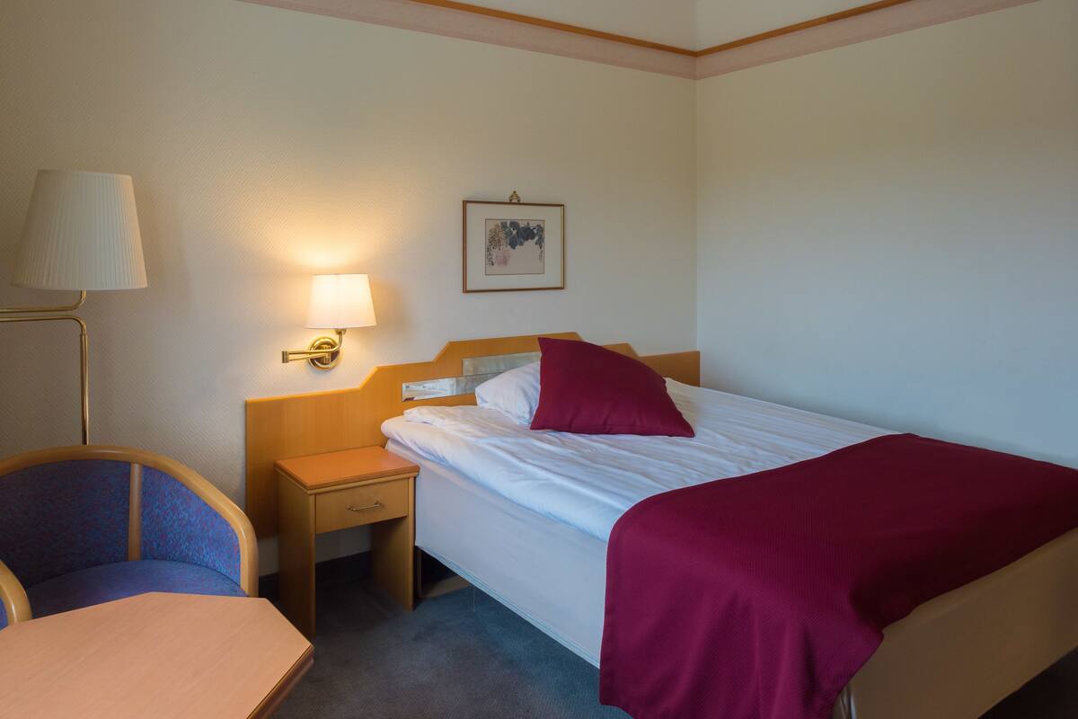 Double Room | In-room safe, desk, blackout drapes, WiFi (free)