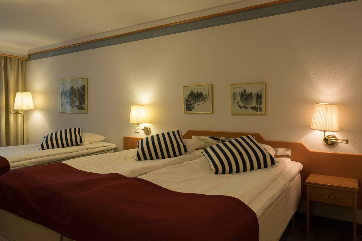Triple Room | In-room safe, desk, blackout drapes, WiFi (free)
