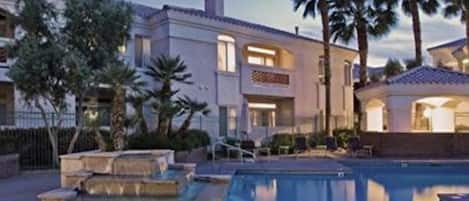 Una piscina al aire libre