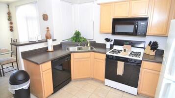 Condo, 3 phòng ngủ, 2 phòng tắm | Bàn ủi/dụng cụ ủi quần áo, truy cập Internet không dây miễn phí