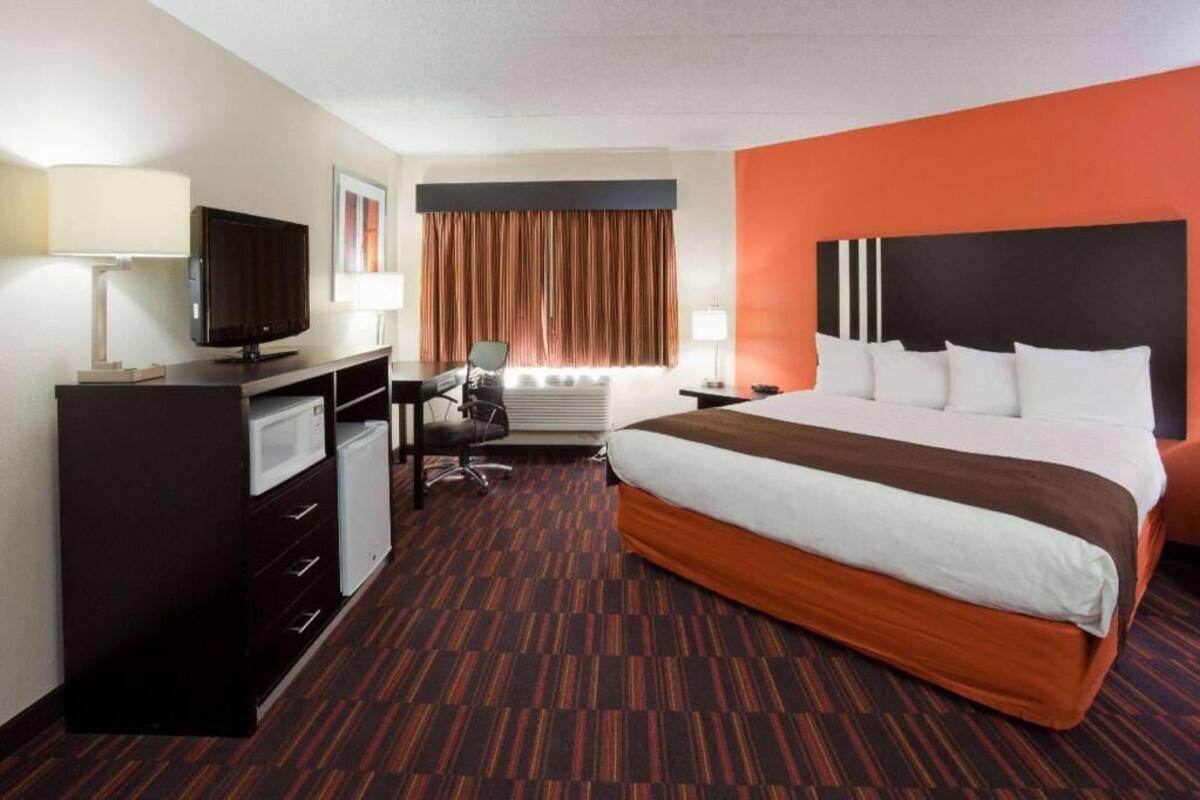 In-room safe, desk, laptop workspace, iron/ironing board