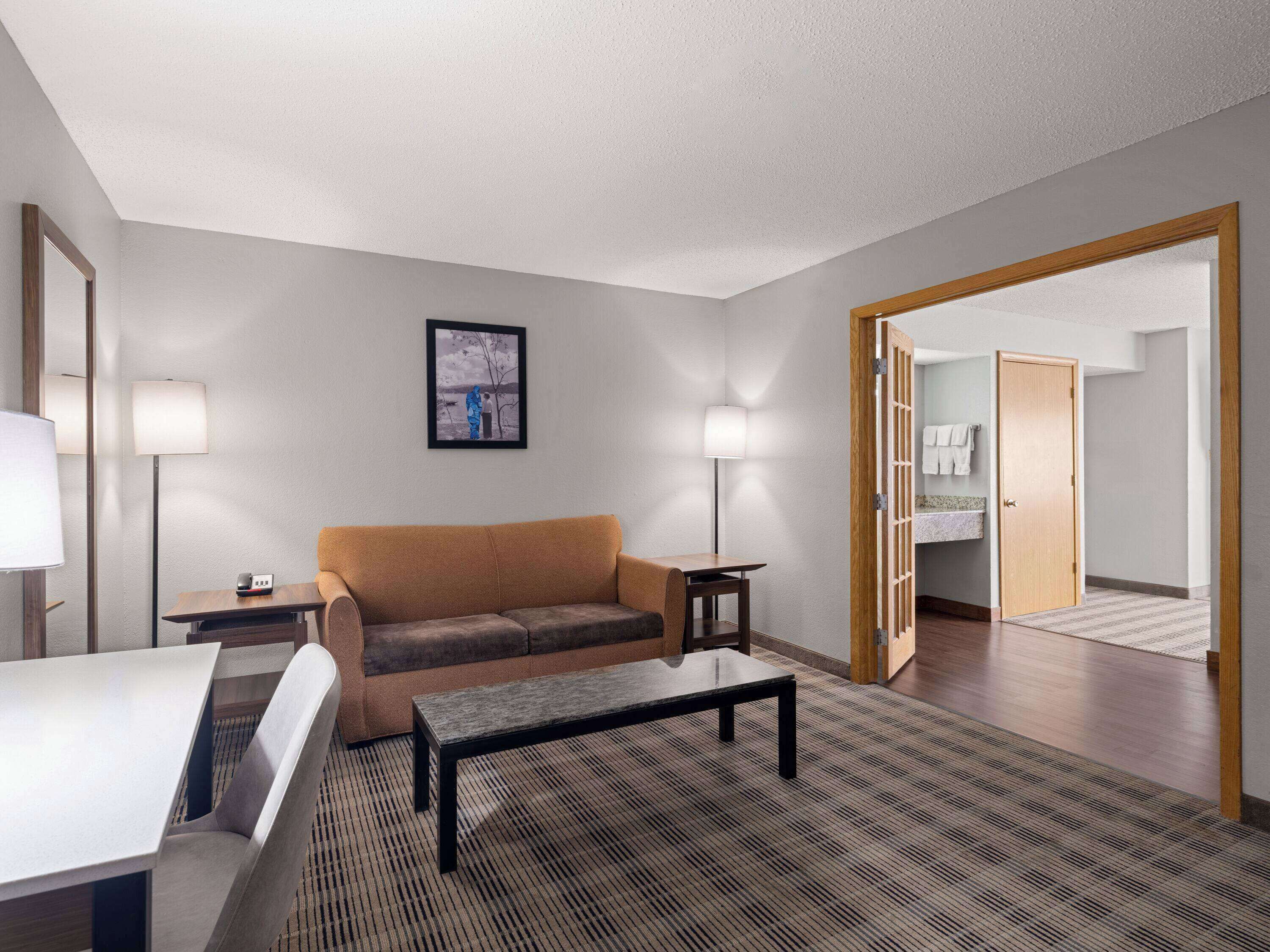 Suite de lujo, 1 cama de matrimonio grande, no fumadores (Deluxe, One Bedroom) | Caja fuerte, escritorio, espacio para trabajar con un portátil