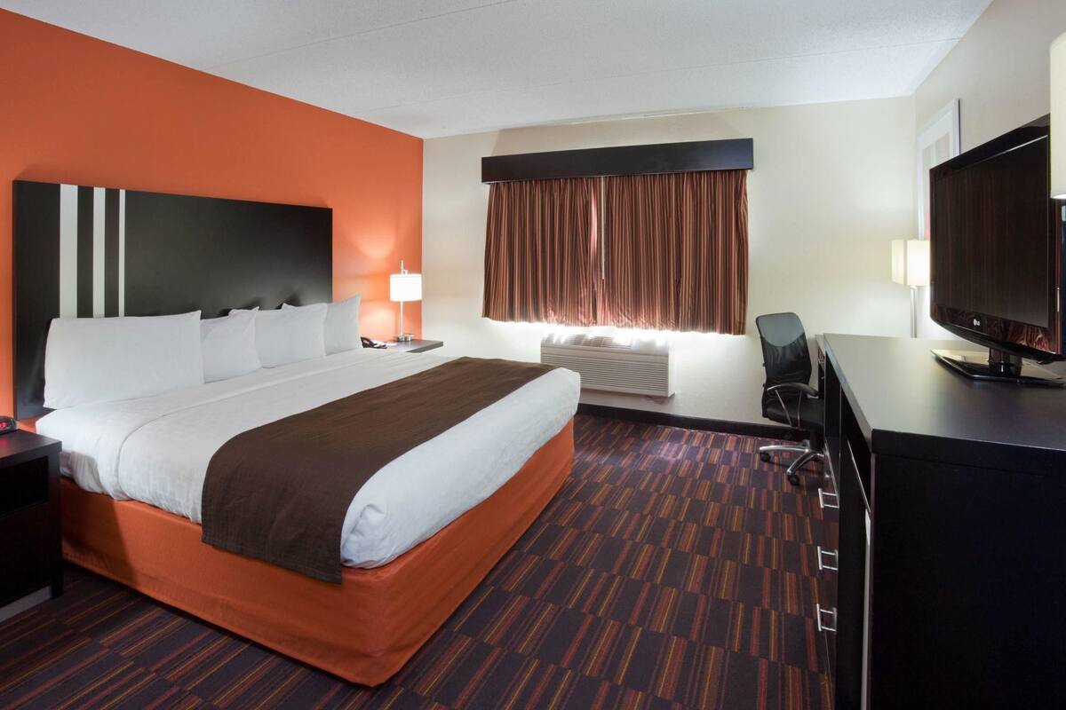 In-room safe, desk, laptop workspace, iron/ironing board