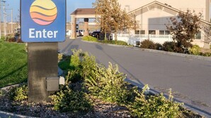 L’entrée d’un hôtel Comfort Inn, avec un panneau indiquant la direction à suivre pour entrer.