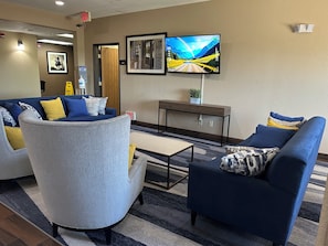Lobby sitting area - Comfort Inn Garden City (Garden City)