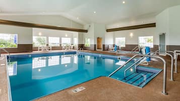 Indendørs pool, åben fra kl. 06.00 til kl. 22.00, liggestole