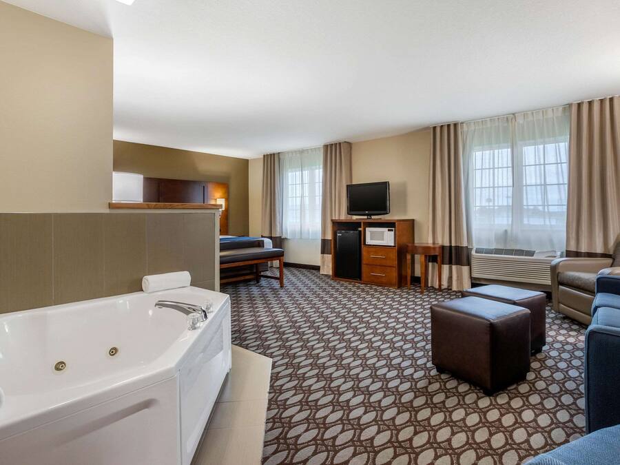 Tabla de planchar con plancha, wifi gratis y ropa de cama