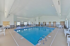 屋内プール、営業時間 6:00 ～ 22:00、サンラウンジャー