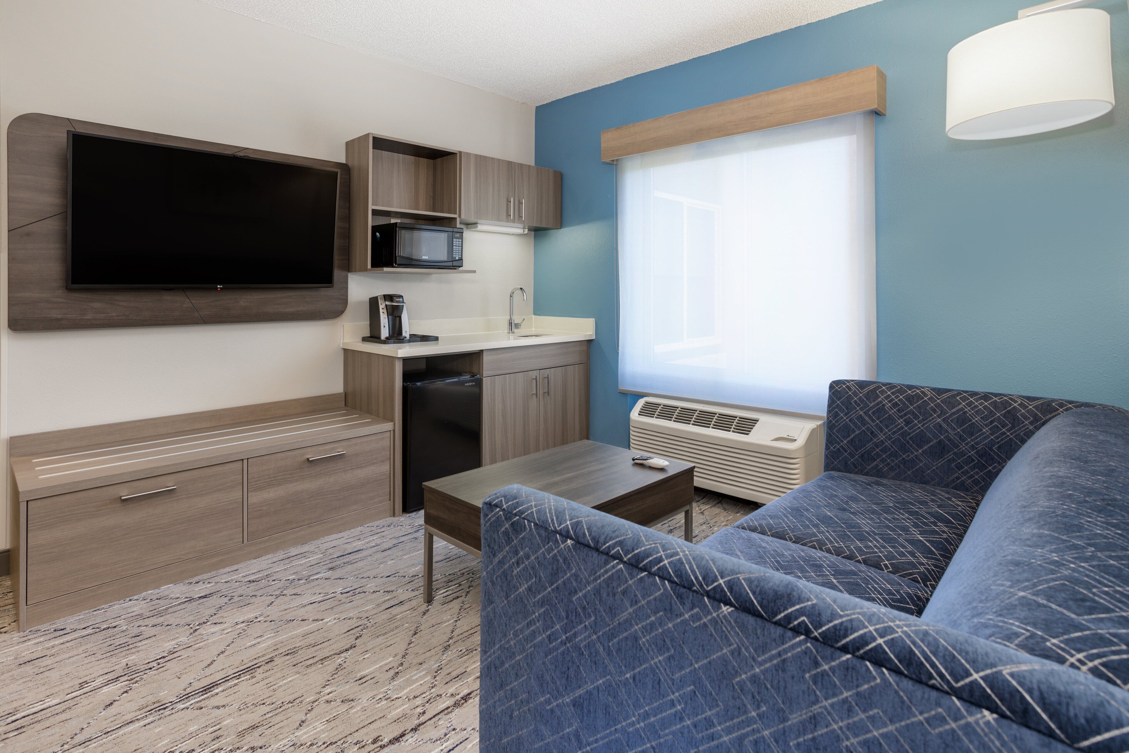 executive suite, 1 king bed | 1 bedroom, hypo-allergenic bedding, pillow-top beds, desk