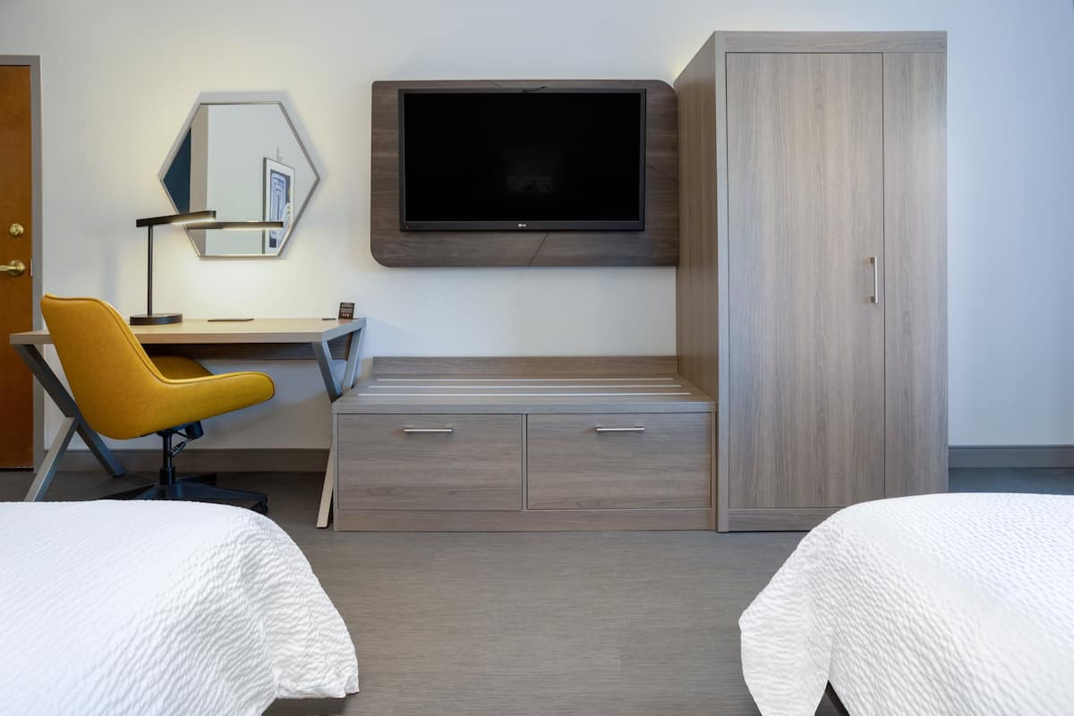 Standardzimmer, 2 Queen-Betten, barrierefrei (Communication, Roll-In Shower) | Allergikerbettwaren, Pillowtop-Betten, Schreibtisch