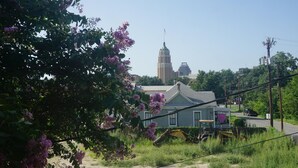 A house with a small porch and a lawn. - La Villita Inn (San Antonio)