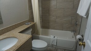 Habitación estándar | Baño | Secadora de cabello y toallas 