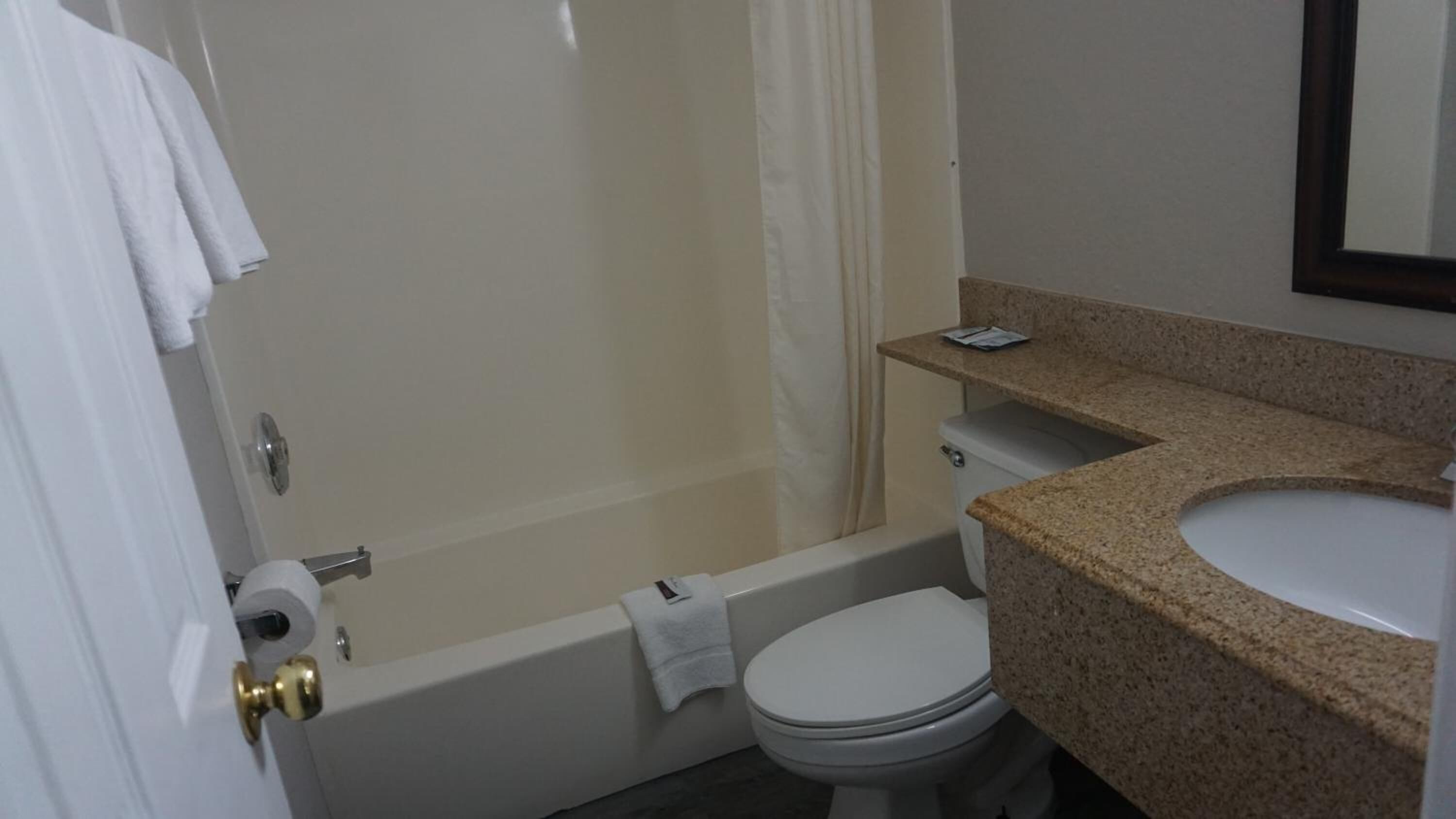 Une salle de bain avec une baignoire, des toilettes et un lavabo.