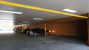 Parking sans voiturier (10.00 USD par nuit)