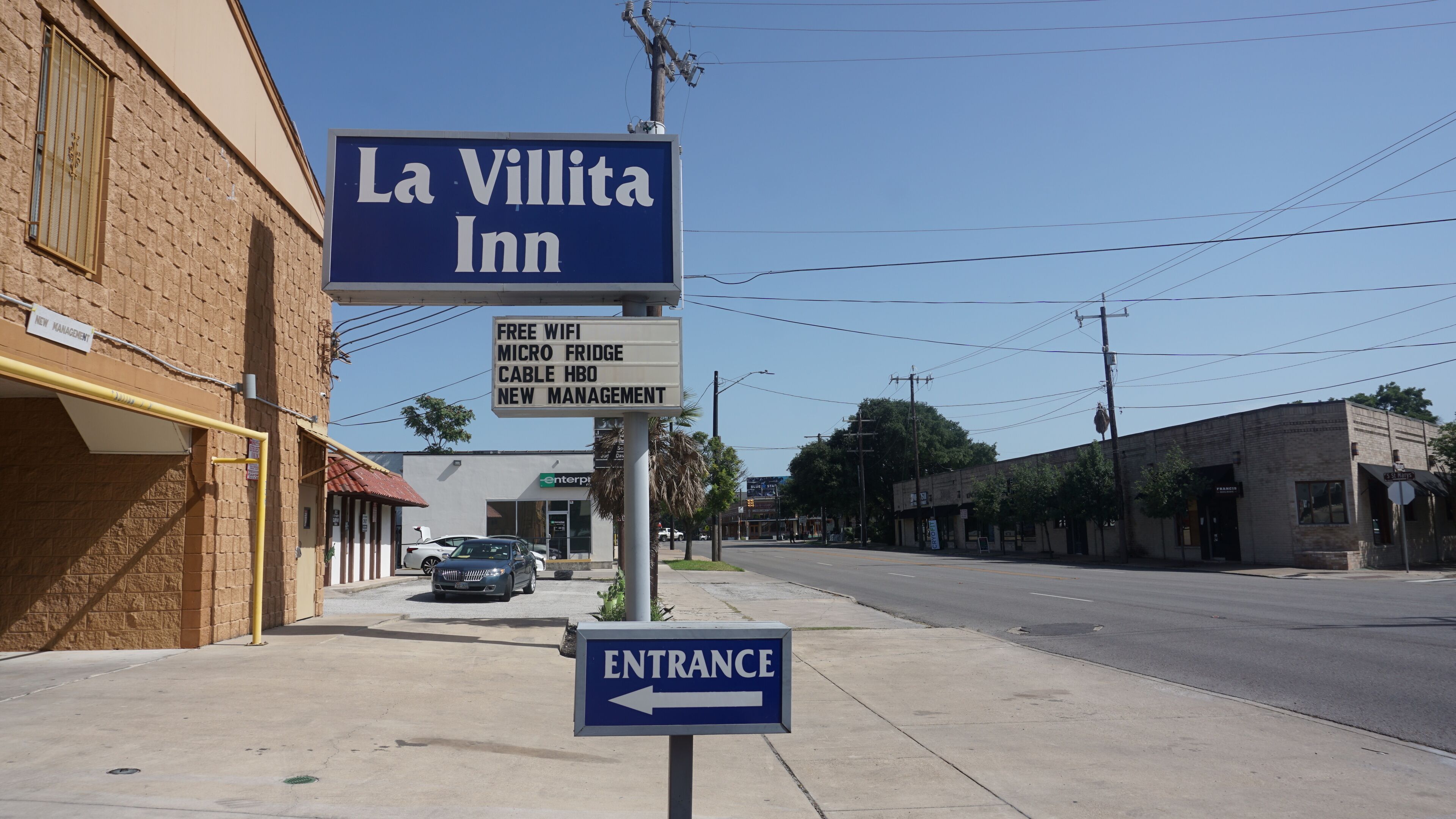 Ein Straßenschild für das La Villita Inn mit aufgelisteten Annehmlichkeiten, darunter kostenloses WLAN, eine kleine Brücke, Kabel-HBO und neue Betreuung.