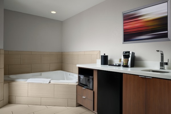 Suite, 1 King Bed, Jetted Tub (Living Area) | Premium bedding, pillowtop beds, desk, blackout drapes